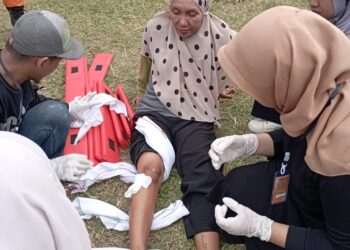 Simulasi penanganan pasca bencana gempa bumi dan tsunami yang dilakukan oleh peserta kader bersama mahasiswa Program Studi Profesi/Ners Fakultas Keperawatan UNAND di Kelurahan Parupuk Tabing, Padang pada Sabtu (17/6/2023) (Genta Andalas/Aprila Aurahmi)