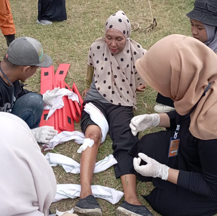 Simulasi penanganan pasca bencana gempa bumi dan tsunami yang dilakukan oleh peserta kader bersama mahasiswa Program Studi Profesi/Ners Fakultas Keperawatan UNAND di Kelurahan Parupuk Tabing, Padang pada Sabtu (17/6/2023) (Genta Andalas/Aprila Aurahmi)