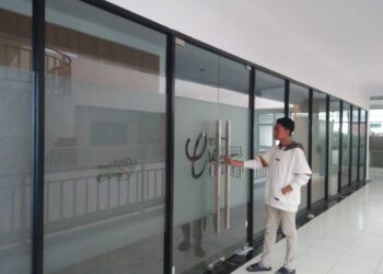 Mahasiswa saat hendak memasuki ruangan The Gade Creative Lounge di Perpustakaan UNAND pada Sabtu (24/6/2023) (Genta Andalas/Vaniisa Fitri)