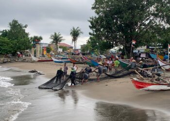 Nelayan saat melakukan tradisi Maelo Pukek di tepi pantai, Jumat (23/6/2023) (Genta Andalas/Vannisa Fitri)
