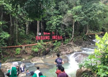 Para mahasiswa KKN UNAND sedang menikmati wisata air terjun Babang Indah di Korong Surantih, Nagari Lubuk Alung, Kecamatan Lubuk Alung, Kabupaten Padang Pariaman, Jumat (14/7/2023).