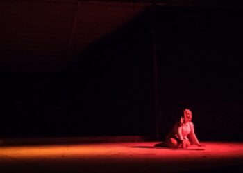 Ibu Malin Kundang pada pementasan drama "Malin Kundang" tampil berdoa mengharap petunjuk Tuhan bahwa pria muda dan gagah itu adalah sang anak di Medan Nan Balinduang FIB UNAND pada Minggu (2/7/2023). (Genta Andalas/Fahara Azzah Syafaqoh)