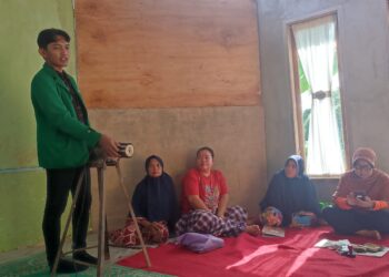 Sosialisasi dan penyerahan mesin pemipil jagung dan alat perangkap lalat buah kepada Kelompok Wanita Tani (KWT) Dusun Ketaping, Kota Sawahlunto pada Jumat (28/7/2023). (Genta Andalas/Bilqis Ramadhanti Ishaq)