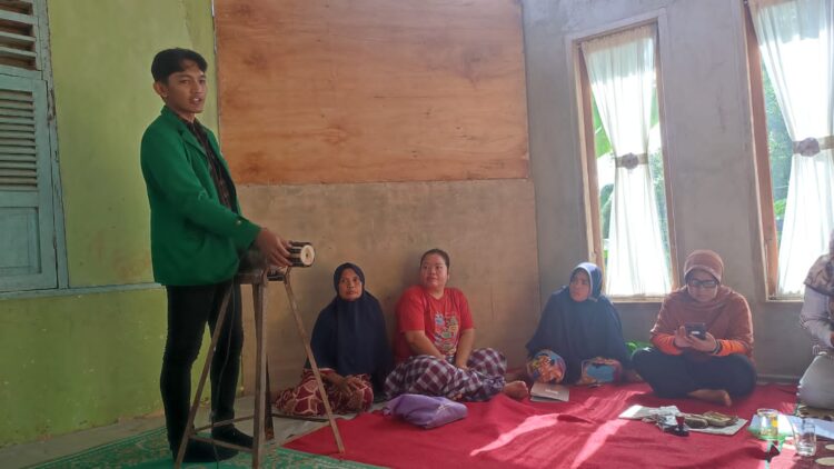 Sosialisasi dan penyerahan mesin pemipil jagung dan alat perangkap lalat buah kepada Kelompok Wanita Tani (KWT) Dusun Ketaping, Kota Sawahlunto pada Jumat (28/7/2023). (Genta Andalas/Bilqis Ramadhanti Ishaq)