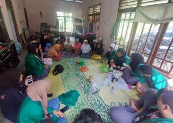 Pembuatan probiotik ikan nila oleh mahasiswa KKN UNAND dan Masyarakat Air Kijang pada Senin (24/07/2023). (Haida Rahmi)