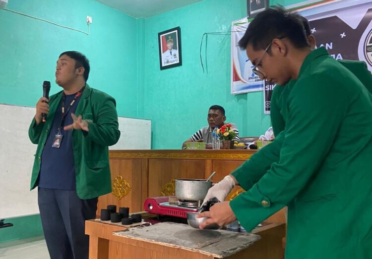 Praktik pembuatan bahan bakar briket bersama masyarakat Desa Sikapak Barat di Gedung serba guna pada Rabu (2/8/2023) (Dok.Pribadi)