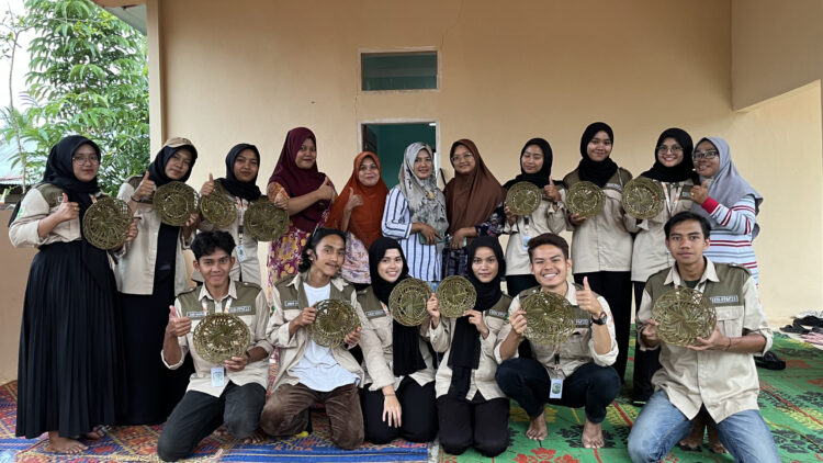 Mahasiswa KKN UNAND Nagari Manggopoh melakukan pelatihan bersama pelaku UMKM, Senin (14/8/2023) (Genta Andalas/Muhammad Rivaldo)