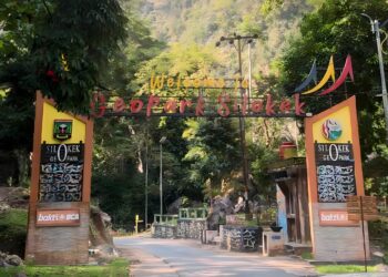 Potret gapura "Welcome to Silokek" dengan pemandangan alam dibelakang, Selasa (15/8/2023) (Genta Andalas/Putri Salsabila Eryadi)