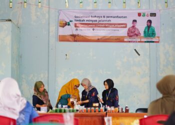 Mahasiswa KKN UNAND dan masyarakat saat melakukan salah satu proses pembuatan sabun dan lilin aroma terapi dari minyak jelantah, Senin (7/8/2023) (Genta Andalas/Asa Alvino Wendra)