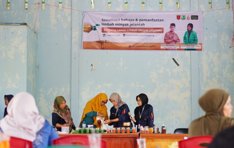 Mahasiswa KKN UNAND dan masyarakat saat melakukan salah satu proses pembuatan sabun dan lilin aroma terapi dari minyak jelantah, Senin (7/8/2023) (Genta Andalas/Asa Alvino Wendra)