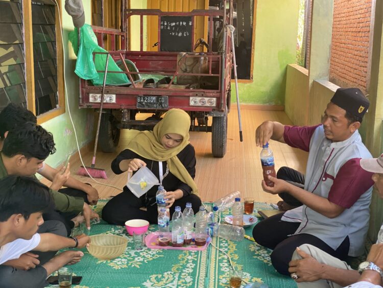 Proses pengolahan pupuk PSB oleh kelompok mahasiswa KKN UNAND dan Kelompok Tani pada Sabtu (12/9/2023) (Genta Andalas/Fadhillah Lisma Sari)