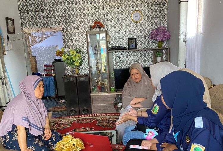 Pelatihan Digital Marketing oleh mahasiswa KKN Unand Nagari Panyalaian kepada salah satu UMKM di Jorong Koto Tuo pada Selasa (15/8/2023) (Dok. Pribadi)