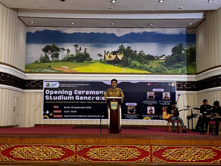 Kata sambutan oleh Kepala Bagian Kerja Sama Kota Padang, Erwin pada pembukaan AIReF di Aula Kantor Gubernur Sumatera Barat, Senin (18/9/2023) (Genta Andalas/Della Silsilia Putri)