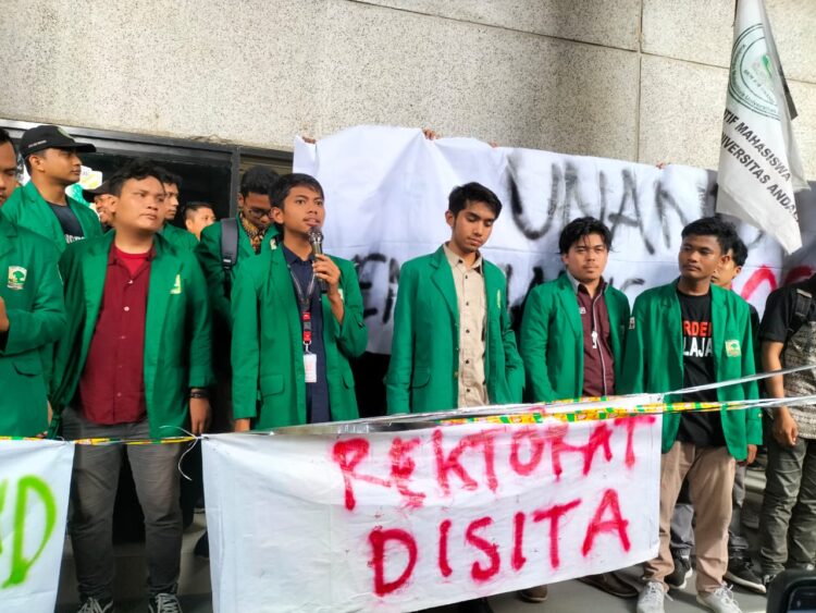 Penyegelan Gedung Rektorat yang dilakukan oleh massa aksi  pada Selasa (19/9/2023). (Genta Andalas/Humaira Zaini Putri)