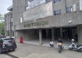 Beberapa orang terlihat sedang beraktivitas di depan Gedung Auditorium UNAND pada Senin (18/9/2023). (Genta Andalas/Tiara Juwita)