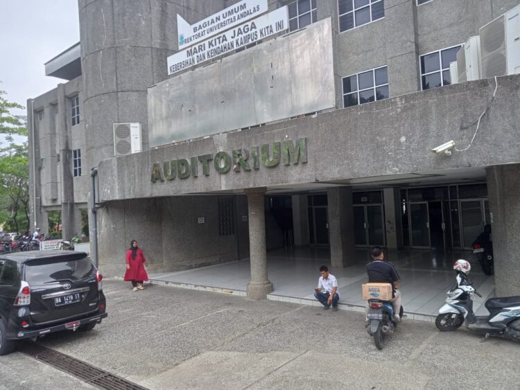 Beberapa orang terlihat sedang beraktivitas di depan Gedung Auditorium UNAND pada Senin (18/9/2023). (Genta Andalas/Tiara Juwita)