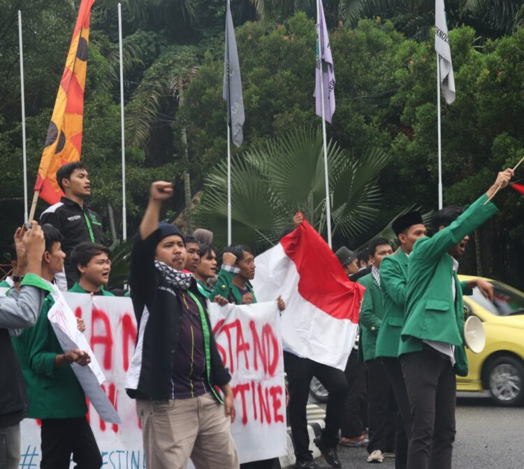 Massa aksi yang bersemangat untuk menentang perlakuan Israel terhadap rakyat Palestina pada Senin (23/10/2023) (Genta Andalas/Zahra Nurul Aulia)