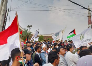 Massa melakukan aksi solidaritas peduli palestina di depan Masjid Raya Sumbar pada Minggu (15/10/2023) (Genta Andalas/Fadhilatul Husni)