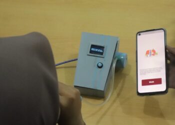 Proses uji coba alat deteksi dini gagal ginjal kronis (Dok. Pribadi)