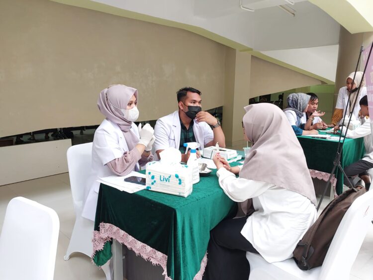 Kegiatan penyuluhan dan skrining gigi dan mulut di bakti sosial dalam rangka Dies Natalis UNAND di Rumah Sakit UNAND pada Rabu (25/10/2023) (Genta Andalas/Aprila Aurahmi)