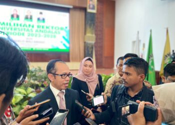 Rektor Universitas Andalas (UNAND) terpilih, Efa Yonnedi saat diwawancarai oleh awak media di Gedung Convention Hall UNAND pada Selasa (31/10/2023) (Genta Andalas/Sandra Ardiyana)