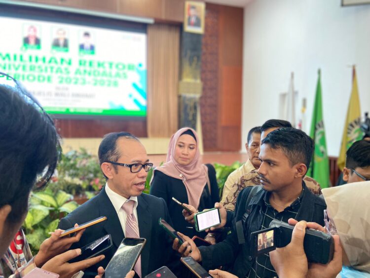 Rektor Universitas Andalas (UNAND) terpilih, Efa Yonnedi saat diwawancarai oleh awak media di Gedung Convention Hall UNAND pada Selasa (31/10/2023) (Genta Andalas/Sandra Ardiyana)