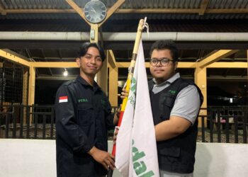 Serah terima jabatan oleh Pemimpin Umum UKPM Genta Andalas periode 2022/2023 Risky Wahyudi kepada Pemimpin Umum Genta Andalas periode selanjutnya Zulkifli Ramadhani, Rabu (11/10/2023) (Genta Andalas/Sherly Oktariani)