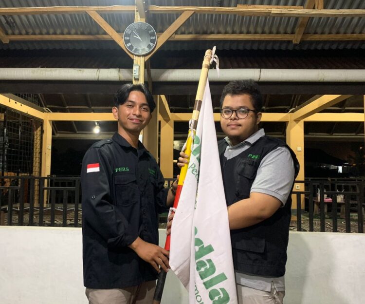 Serah terima jabatan oleh Pemimpin Umum UKPM Genta Andalas periode 2022/2023 Risky Wahyudi kepada Pemimpin Umum Genta Andalas periode selanjutnya Zulkifli Ramadhani, Rabu (11/10/2023) (Genta Andalas/Sherly Oktariani)