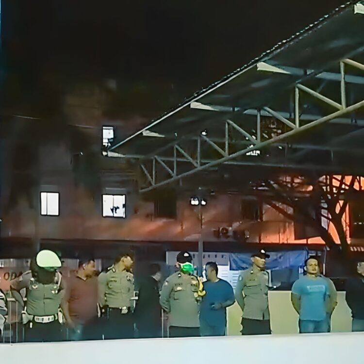 Kegiatan Apel Malam Kepolisian Sektor Pauh Sebelum Melakukan Patroli Keamanan pada Sabtu (14/10/2023). (Lara Elisa Putri)