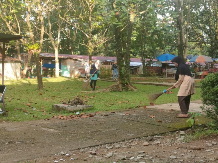 Suasana pagi saat CS UNAND membersihkan halaman gedung kuliah F