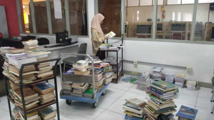 Seorang mahasiswa tengah memililih buku gratis di acara Pekan Library pada Selasa (21/11/2023) (Genta Andalas/ Lara Elisa Putri)
