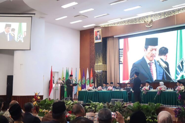 Momen Pembacaan Sumpah Jabatan Rektor baru Universitas Andalas Efa Yonnedi yang dipimpin Ketua MWA UNAND saat Pelantikan dan Serah Terima Jabatan Rektor di Convention Hall pada Senin, (20/11/2023) (Genta Andalas/ Nabila Annisa)