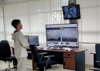 Pemantauan Langsung Secara Visual Gunung Marapi oleh petugas di Pos Pemantauan Gunung Api Marapi yang Terkendala Akibat Cuaca Buruk, Kamis (28/12/2023). (Genta Andalas/ Zulkifli Ramadhani)