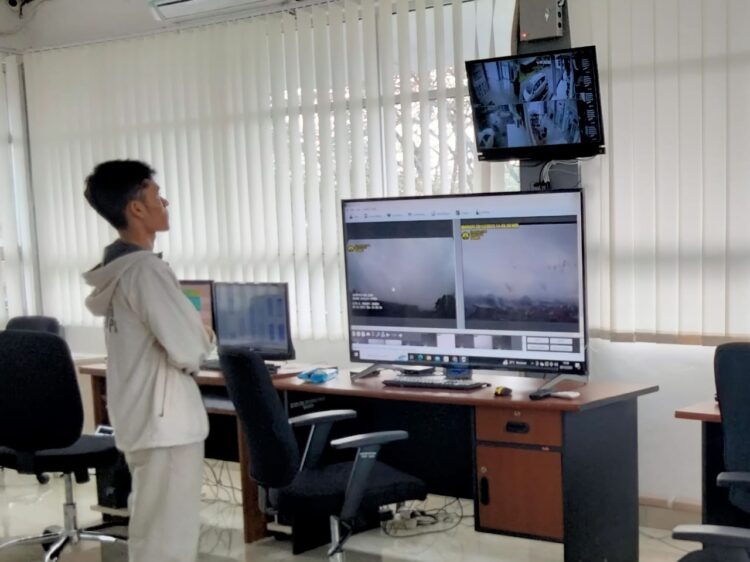 Pemantauan Langsung Secara Visual Gunung Marapi oleh petugas di Pos Pemantauan Gunung Api Marapi yang Terkendala Akibat Cuaca Buruk, Kamis (28/12/2023). (Genta Andalas/ Zulkifli Ramadhani)