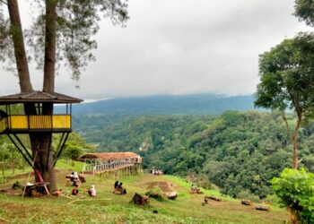 Pengunjung sedang Menikmati Indahnya Pemandangan dari Taman Wisata Panorama Baru, Kamis (28/12/2023).