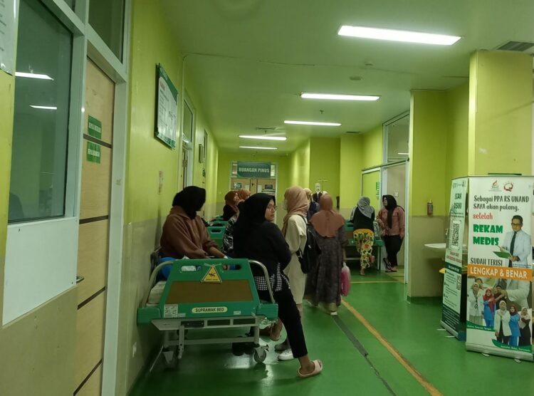 Beberapa pasien diduga keracunan tampak berada di sekitar ruang IGD RS UNAND pada Kamis (14/12/2023). (Genta Andalas/ Haura Hamidah)