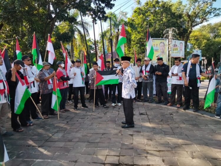 Sambutan aksi flashmob bela Palestina di pelataran Masjid Raya Sumbar oleh Ketua MUI Kota Padang, Sabtu (13/1/2024).