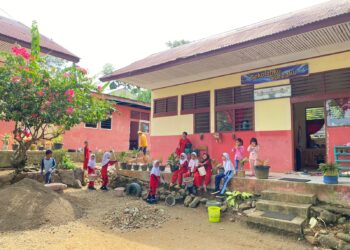 Aktivitas para siswa SDN 57 Air Dingin yang sedang gotong royong membersihkan sekolah  pada Sabtu (27/1/2024)