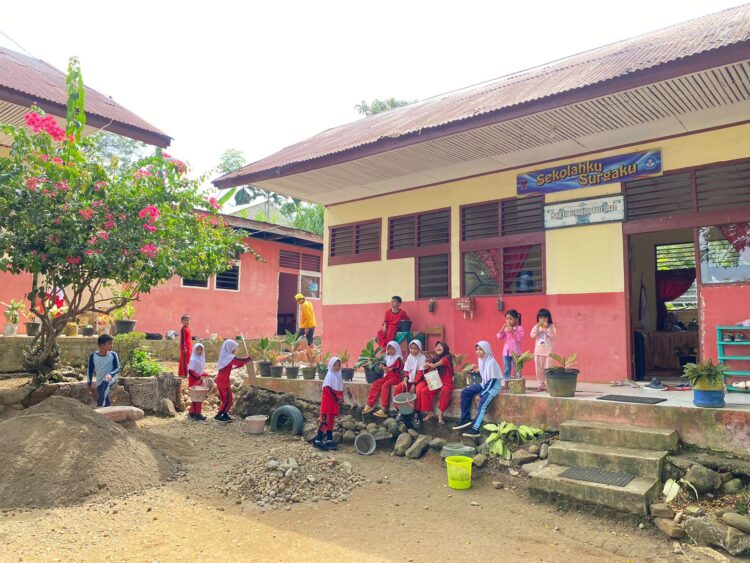 Aktivitas para siswa SDN 57 Air Dingin yang sedang gotong royong membersihkan sekolah  pada Sabtu (27/1/2024)