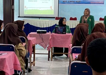 Sesi acara sosialisasi penggunaan aplikasi dalam belajar bahasa Inggris oleh Mahasiswa KKN Tematik UNAND, pada Rabu ( 31/12024). (Dok. Pribadi)