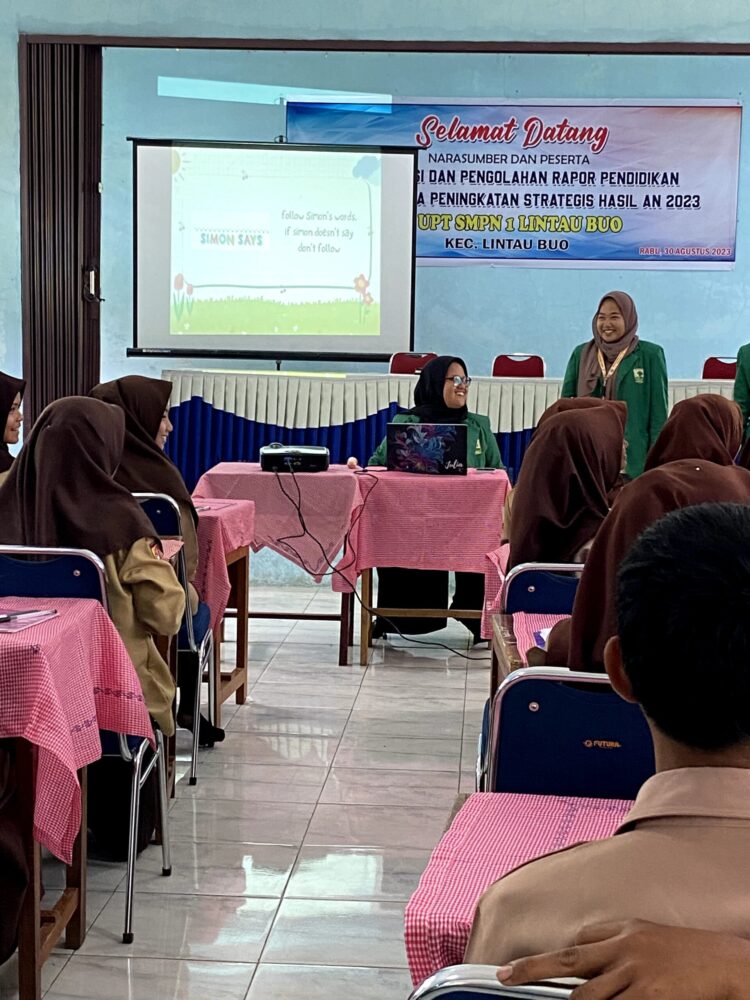 Sesi acara sosialisasi penggunaan aplikasi dalam belajar bahasa Inggris oleh Mahasiswa KKN Tematik UNAND, pada Rabu ( 31/12024). (Dok. Pribadi)