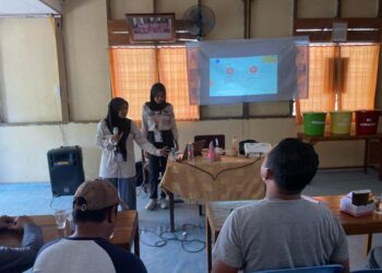 Peragaan alat dan bahan oleh pemateri dalam penyuluhan pembuatan pestisida nabati dari Puntung Rokok di Jorong Padang Laweh, Tanah Datar pada Minggu (4/2/2024). (Genta Andalas/Aliyah Annasya)