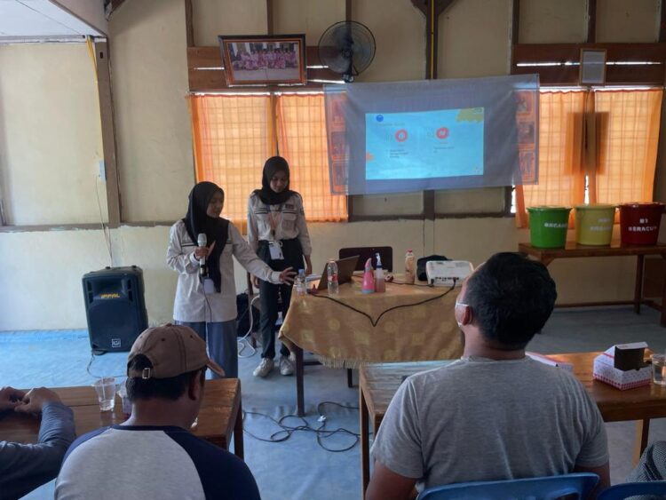 Peragaan alat dan bahan oleh pemateri dalam penyuluhan pembuatan pestisida nabati dari Puntung Rokok di Jorong Padang Laweh, Tanah Datar pada Minggu (4/2/2024). (Genta Andalas/Aliyah Annasya)
