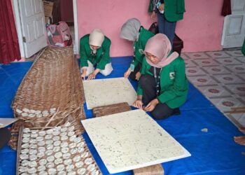 Proses pembuatan kerupuk Picak, di Nagari Minangkabau, Kecamatan Sungayang, Kabupaten Tanah Datar. (Dok. Pribadi)
