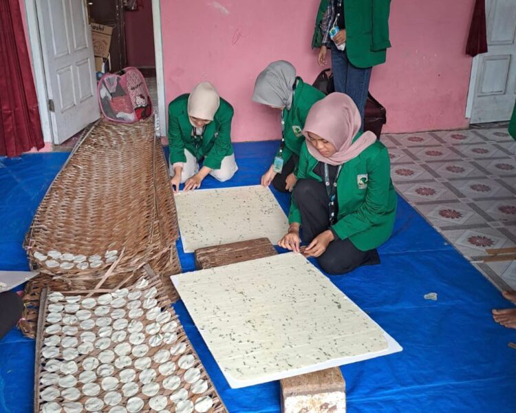 Proses pembuatan kerupuk Picak, di Nagari Minangkabau, Kecamatan Sungayang, Kabupaten Tanah Datar. (Dok. Pribadi)