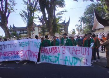 Massa aksi dari Badan Eksekutif Mahasiswa (BEM) Sumatera Barat (Sumbar) melakukan aksi demo di depan Kantor Gubernur pada Senin (26/2/2024) (Gentaandalas/ Lara Elisa Putri)