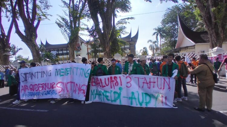Massa aksi dari Badan Eksekutif Mahasiswa (BEM) Sumatera Barat (Sumbar) melakukan aksi demo di depan Kantor Gubernur pada Senin (26/2/2024) (Gentaandalas/ Lara Elisa Putri)