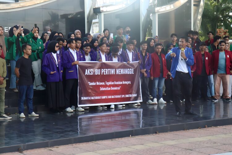 Penyampaian aspirasi oleh koordinator aksi Ibu Pertiwi Memanggil, Hary Efendi yang menjelaskan tujuan aksi sebagai bentuk keprihatinan atas negara Ibu Pertiwi dengan kondisi demokrasinya. (Genta Andalas/ Zulkifli Ramadhani)