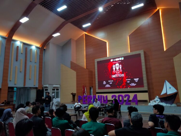 Sesi Diskusi dan Bedah Film Dirty Vote di Gedung Serbaguna Fakultas Hukum Universitas Andalas, pada Kamis, (29/2/2024). (Genta Andalas/ Zulkifli Ramadhani).