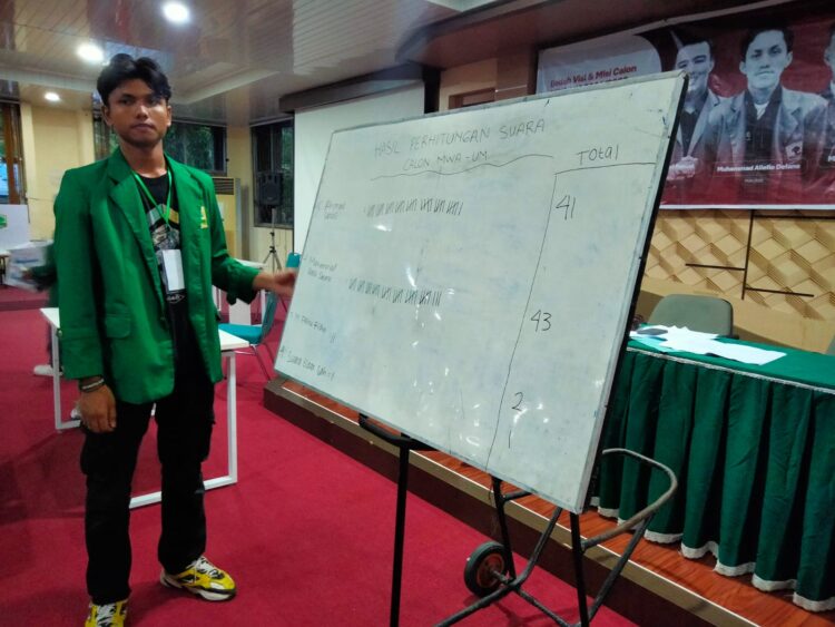 Hasil perhitungan suara oleh panitia MWA-UM UNAND pada Selasa (5/3/2024) (Genta Andalas/Resti Rasyid)